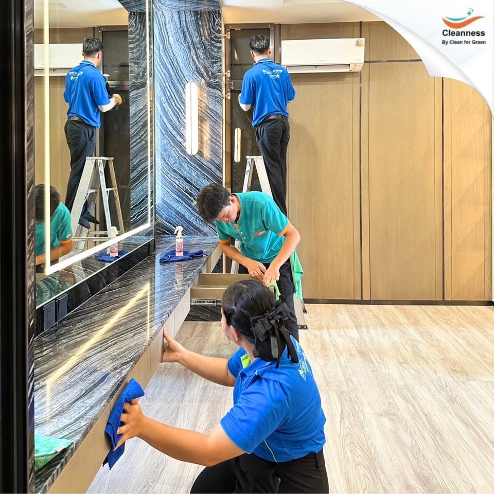 ตัวอย่างบริการเช็ดกระจกในพื้นที่เชิงพาณิชย์